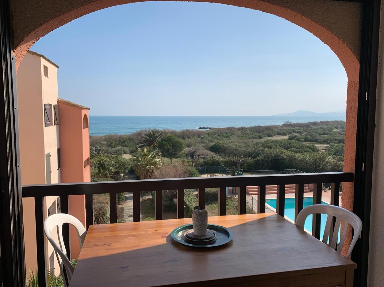 Tropique : Vue Et Piscine Appartement